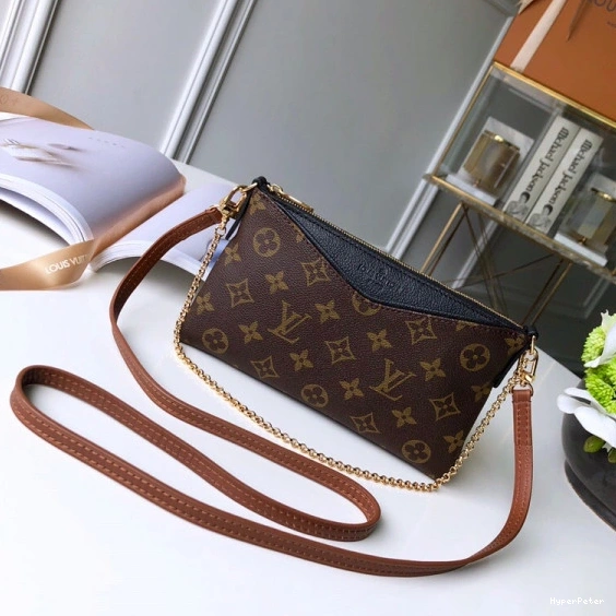 CHANELUTCH PALLAS Louis Vuitton 0802
